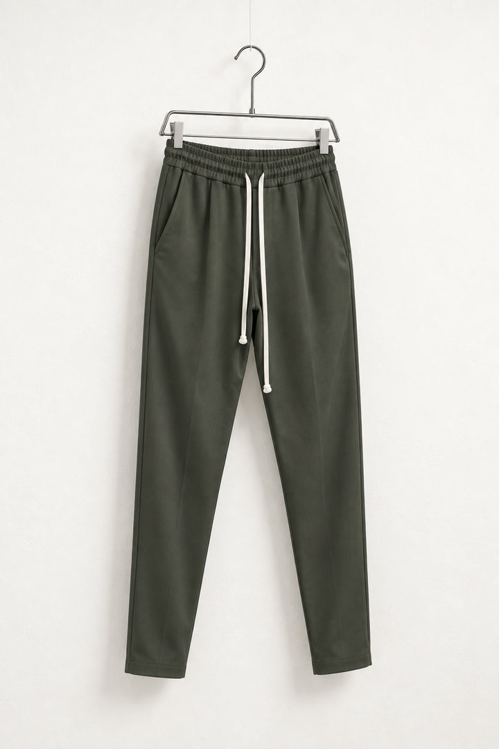 Pantaloni slim verde militar pe umeraș