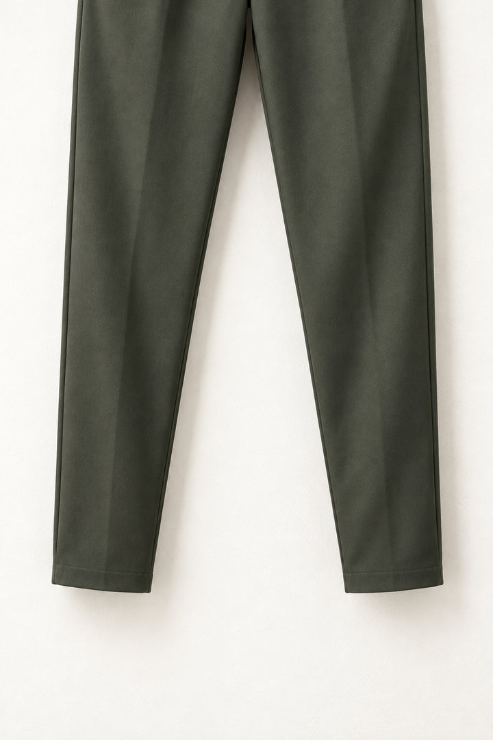 Detaliu tivuri pantalon slim verde militar