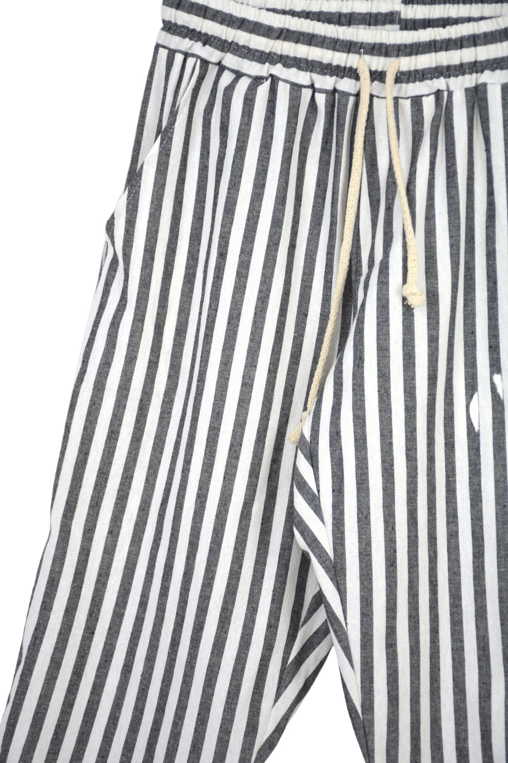Pantaloni lungi de bărbați cu dungi gri, croială modernă accesorizată cu un șnur lung decorativ, stil urban trendy