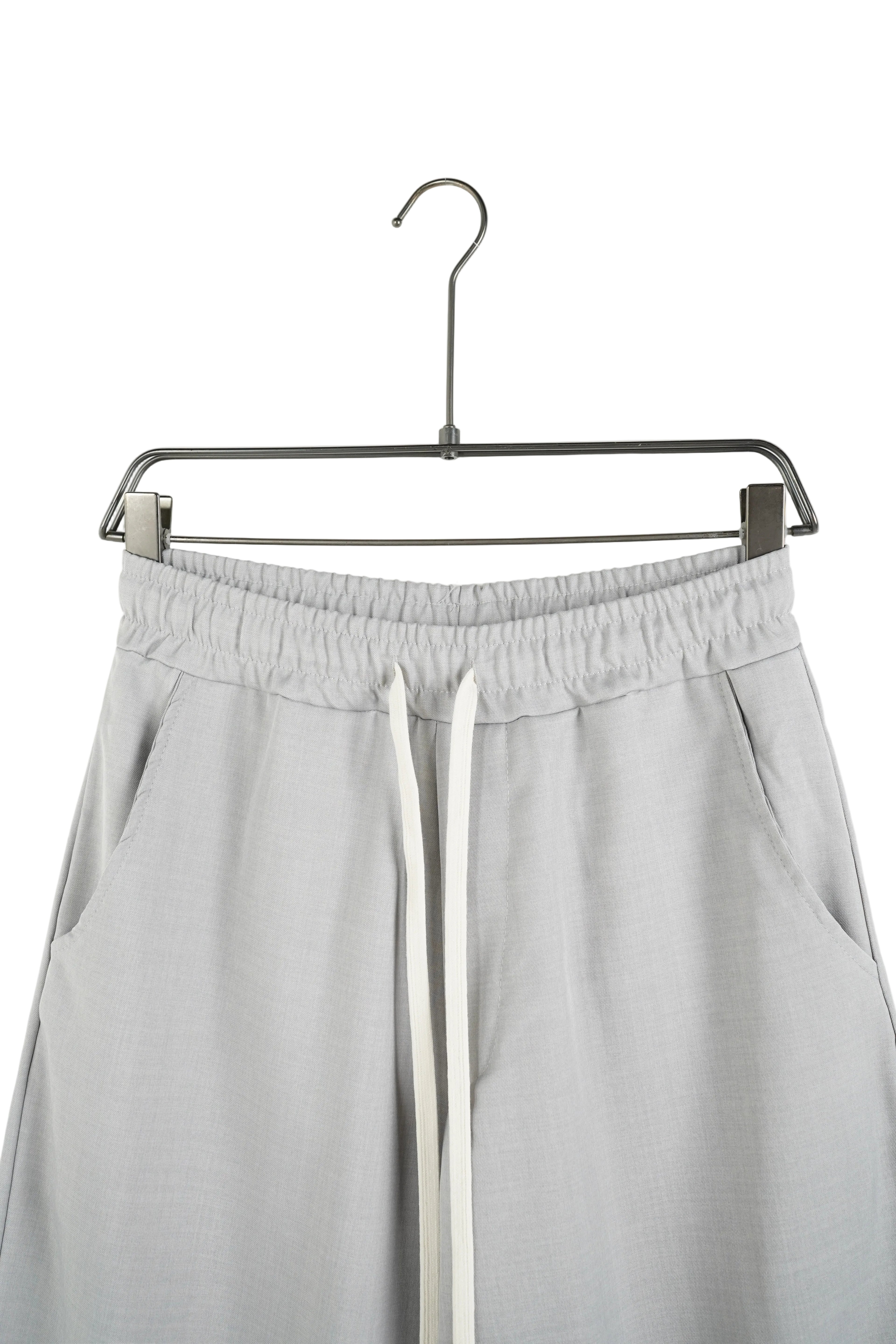 Ținută streetwear: Pantalon gri oversize cu șiret lung alb contrastant