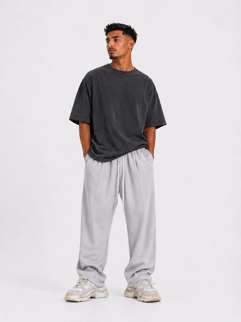 Pantaloni casual gri cu șnur lung și croială lejeră, ideali pentru outfituri streetwear minimaliste