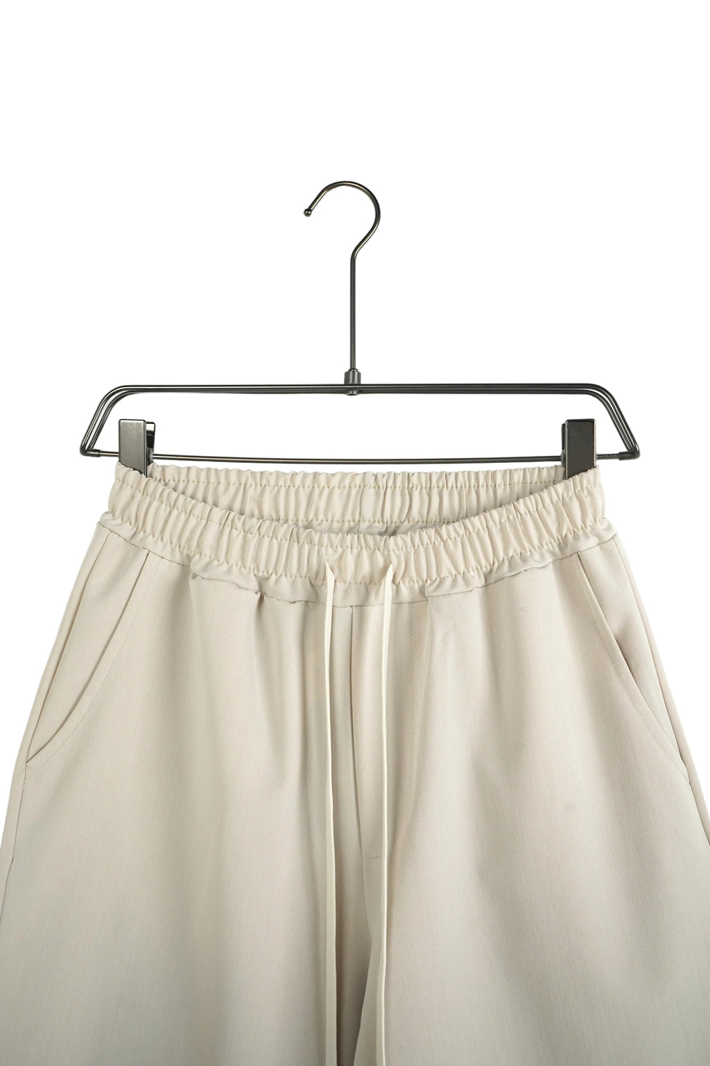 Bermude de trening din bumbac crem cu șnur lung și buzunare laterale