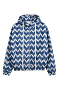 Hanorac cu fermoar și glugă, model chevron albastru și alb, fotografiat frontal pe fundal alb într-un stil premium de studio e-commerce, cu șnururi albe lungi, fermoar metalic și efect ghost mannequin fără umeraș vizibil.