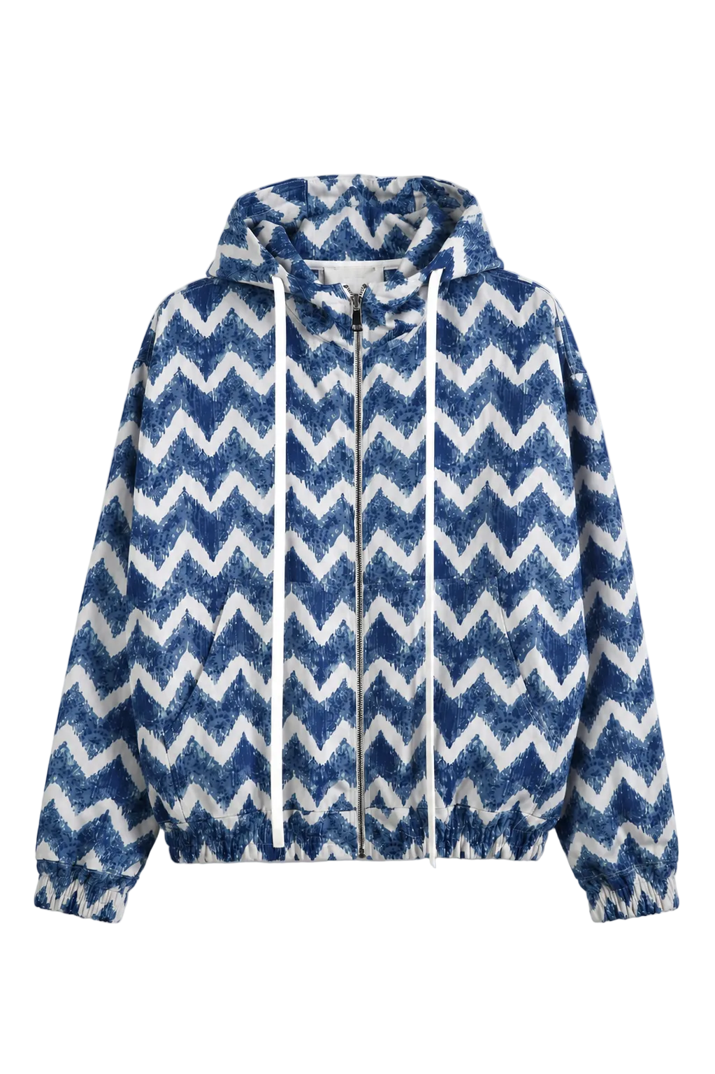 Hanorac cu fermoar și glugă, model chevron albastru și alb, fotografiat frontal pe fundal alb într-un stil premium de studio e-commerce, cu șnururi albe lungi, fermoar metalic și efect ghost mannequin fără umeraș vizibil.