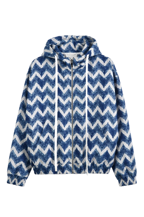 Hanorac cu fermoar și glugă, model chevron albastru și alb, fotografiat frontal pe fundal alb într-un stil premium de studio e-commerce, cu șnururi albe lungi, fermoar metalic și efect ghost mannequin fără umeraș vizibil.