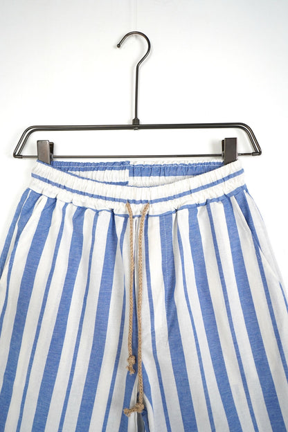 Pantaloni Scurți Albi Bărbați cu Dungi Bleumarin și Șiret Maro – Stil Urban de Vară