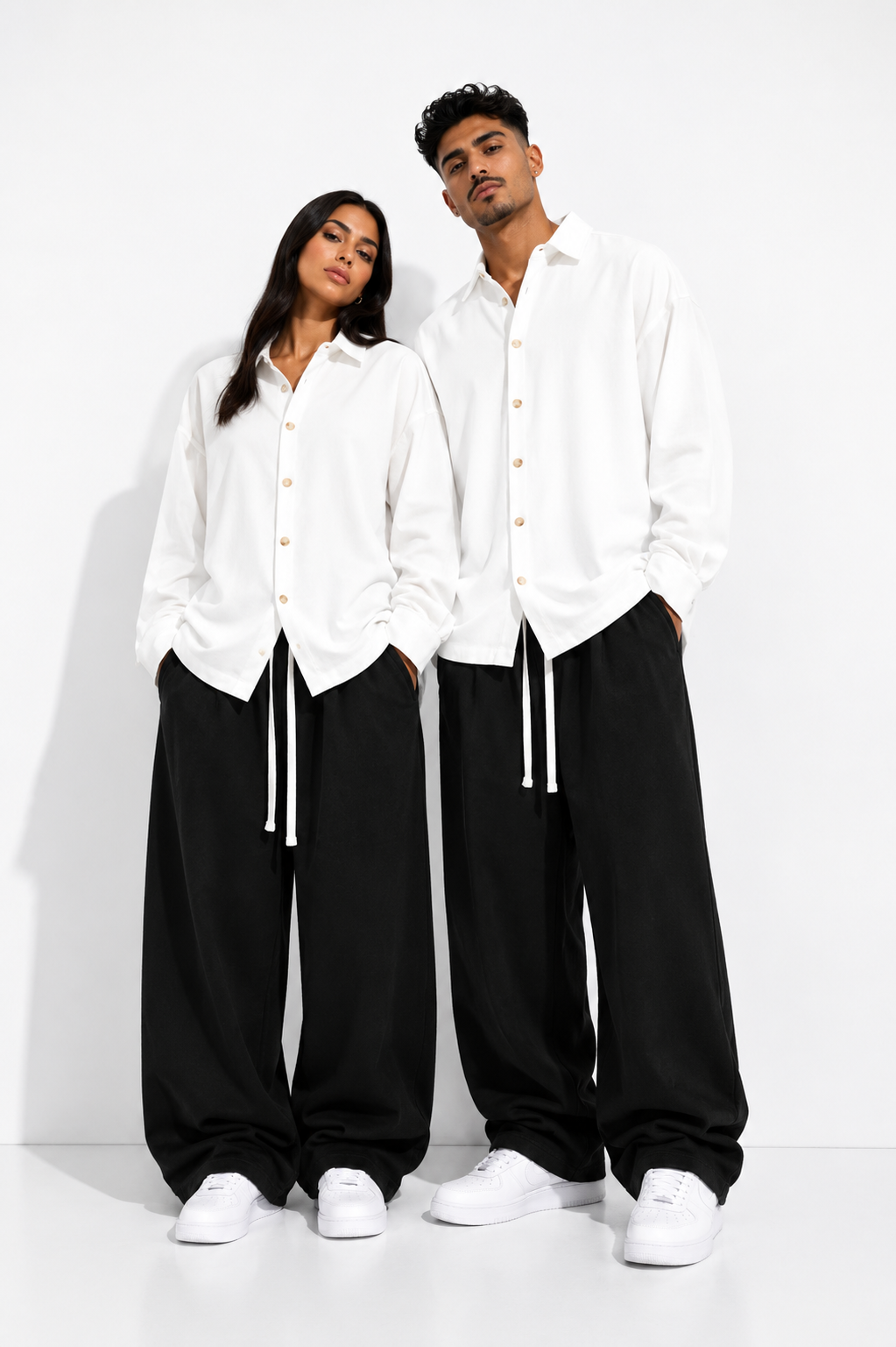 Cămașă oversized albă casual cu nasturi frontali și design modern minimalist