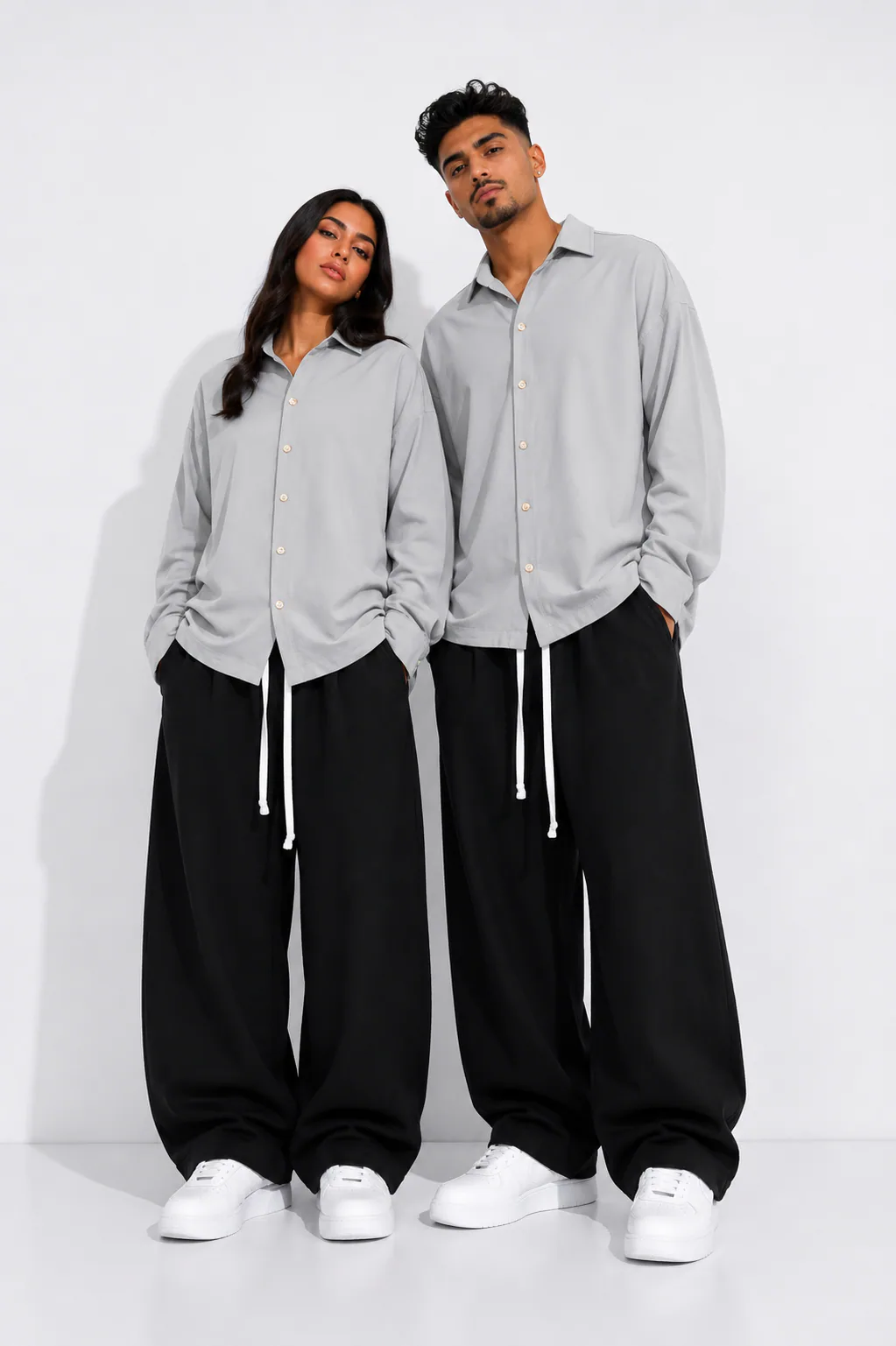 Cămașă oversized gri deschis casual cu nasturi frontali și design modern minimalist