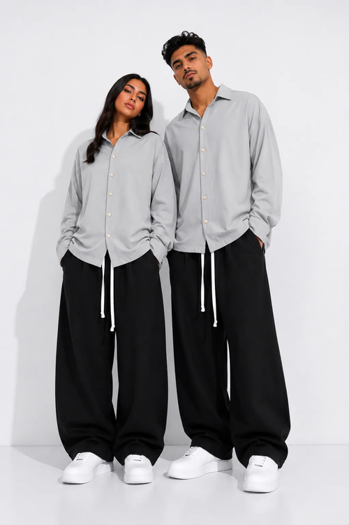 Cămașă oversized gri deschis casual cu nasturi frontali și design modern minimalist
