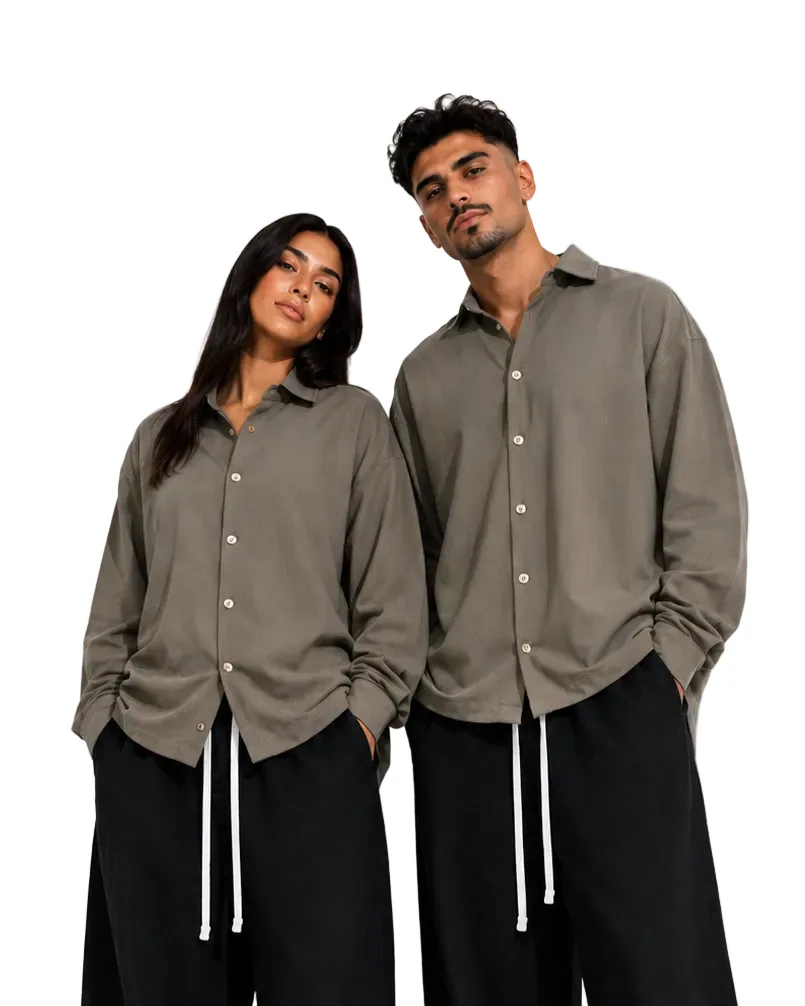 Cămașă oversized kaki casual cu nasturi frontali și design modern minimalist