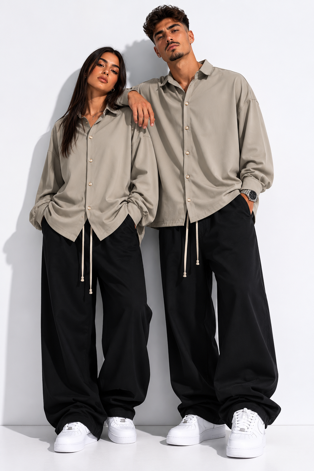 Cămașă oversized bej casual cu nasturi frontali și design modern minimalist