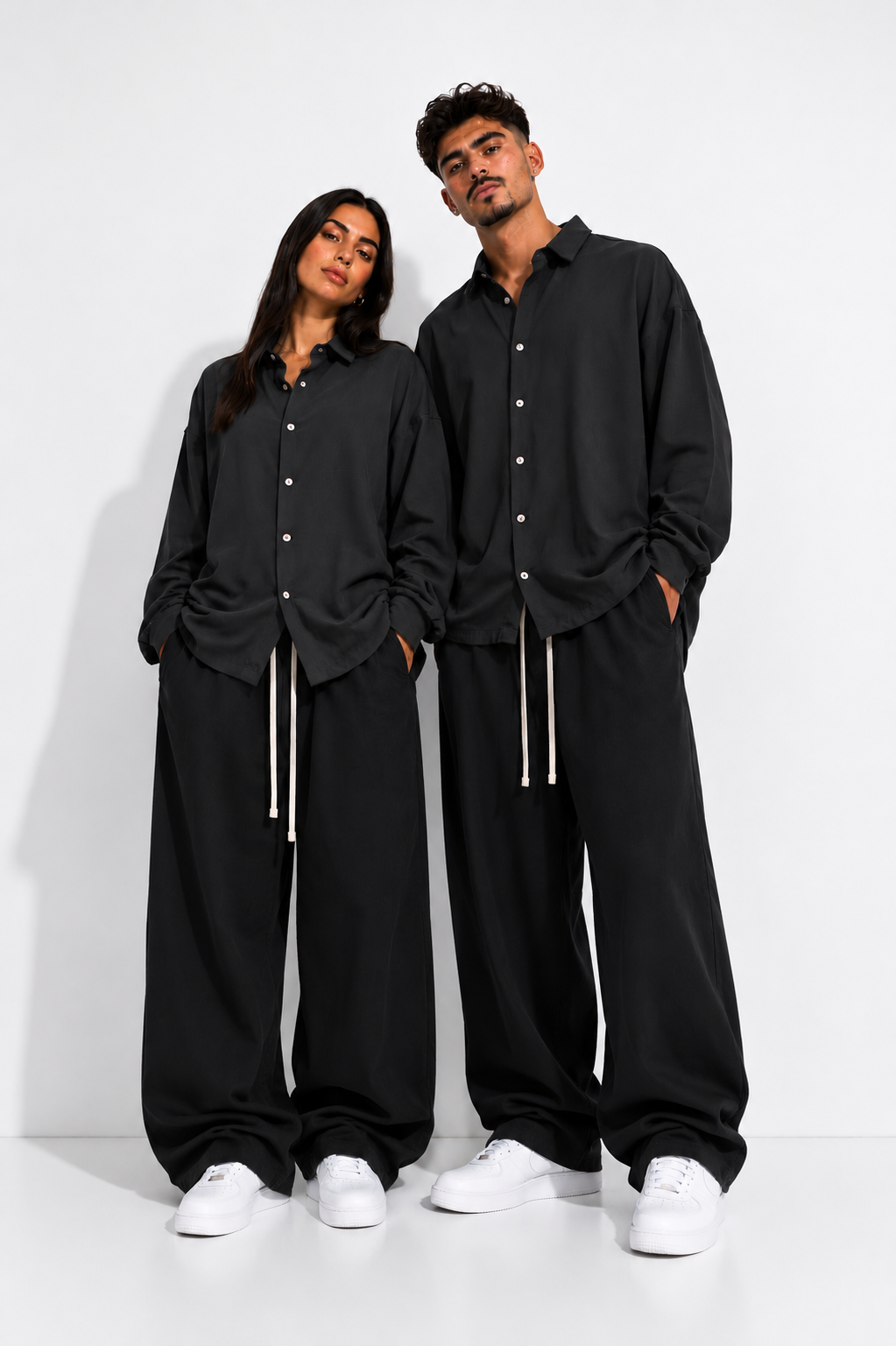 Cămașă oversized neagră casual cu nasturi frontali și design modern minimalist