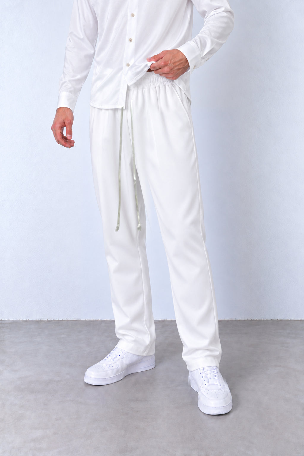 Pantaloni albi FMT61 din trei sferturi, croială mai îngustă și talie cu șnur textil