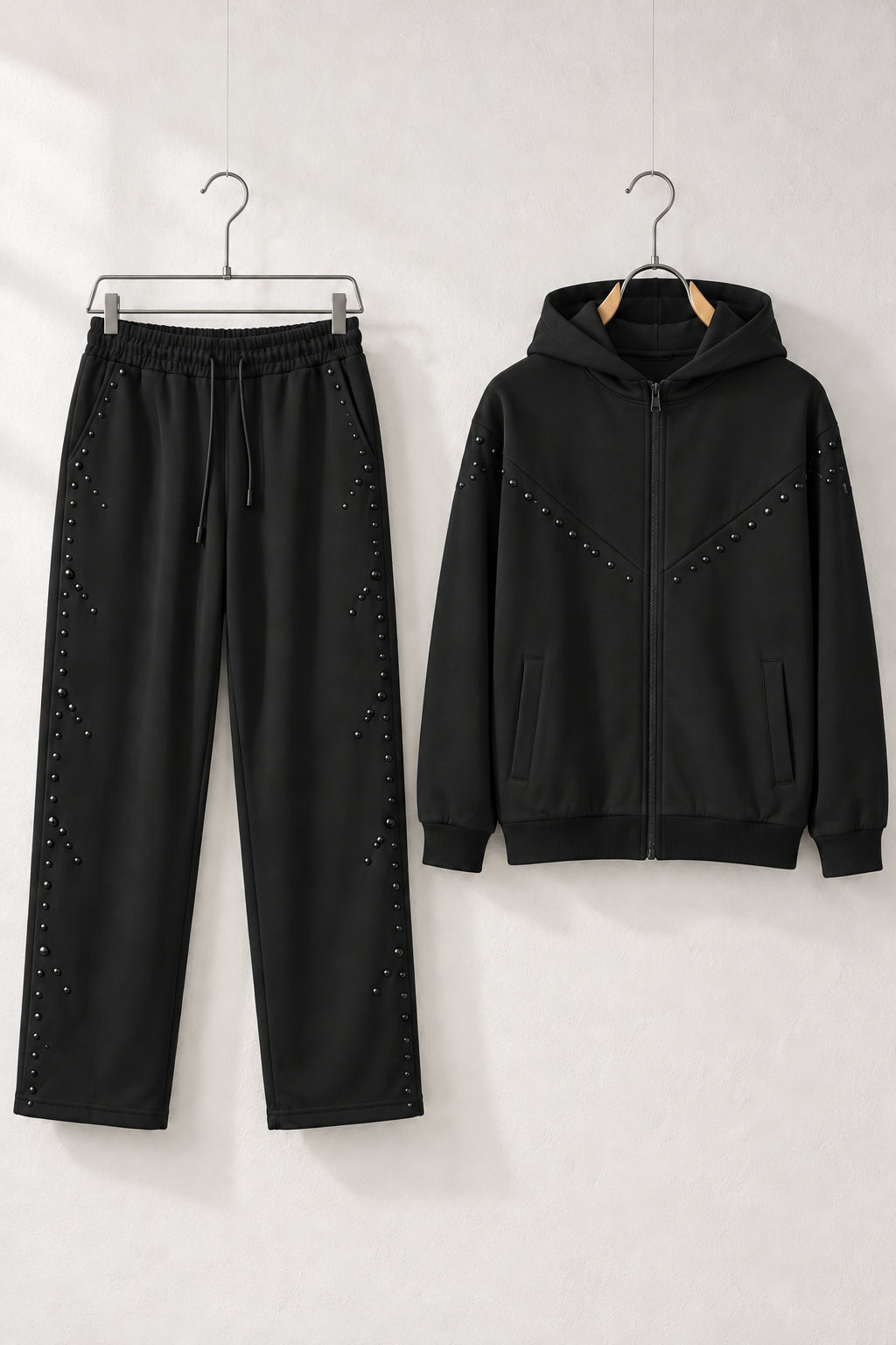 Compleu negru pentru bărbați cu hanorac cu fermoar și pantaloni drepți cu șnur negru, pe umerașe