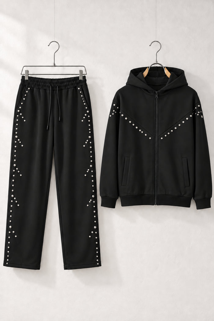 Compleu negru pentru bărbați cu hanorac cu fermoar și pantaloni drepți, decorați cu capse argintii, pe umerașe