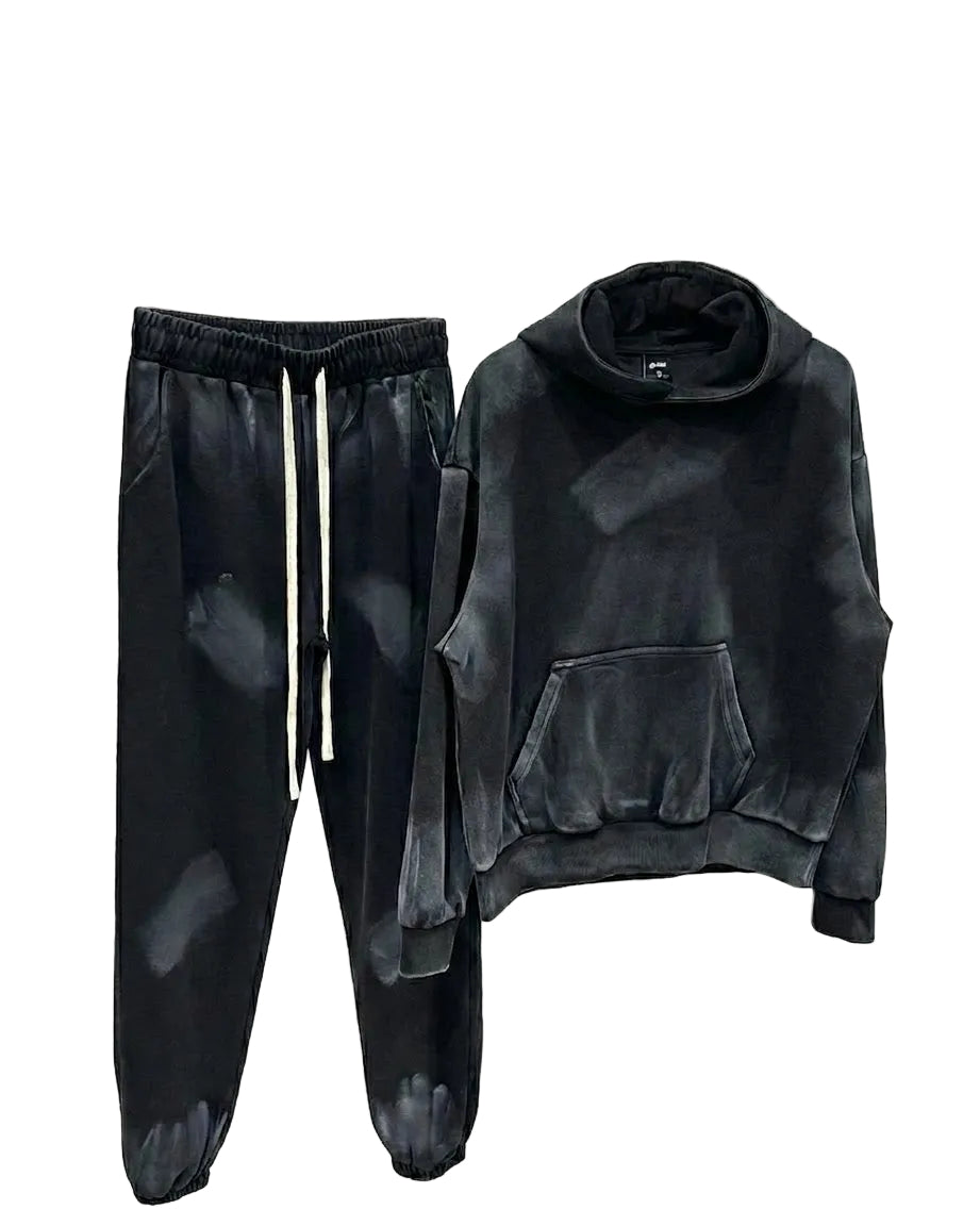 Compleu streetwear bărbați din bumbac negru cu aspect puternic uzat și nuanțe de gri, vedere din față.