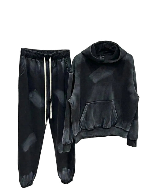 Compleu streetwear bărbați din bumbac negru cu aspect puternic uzat și nuanțe de gri, vedere din față.
