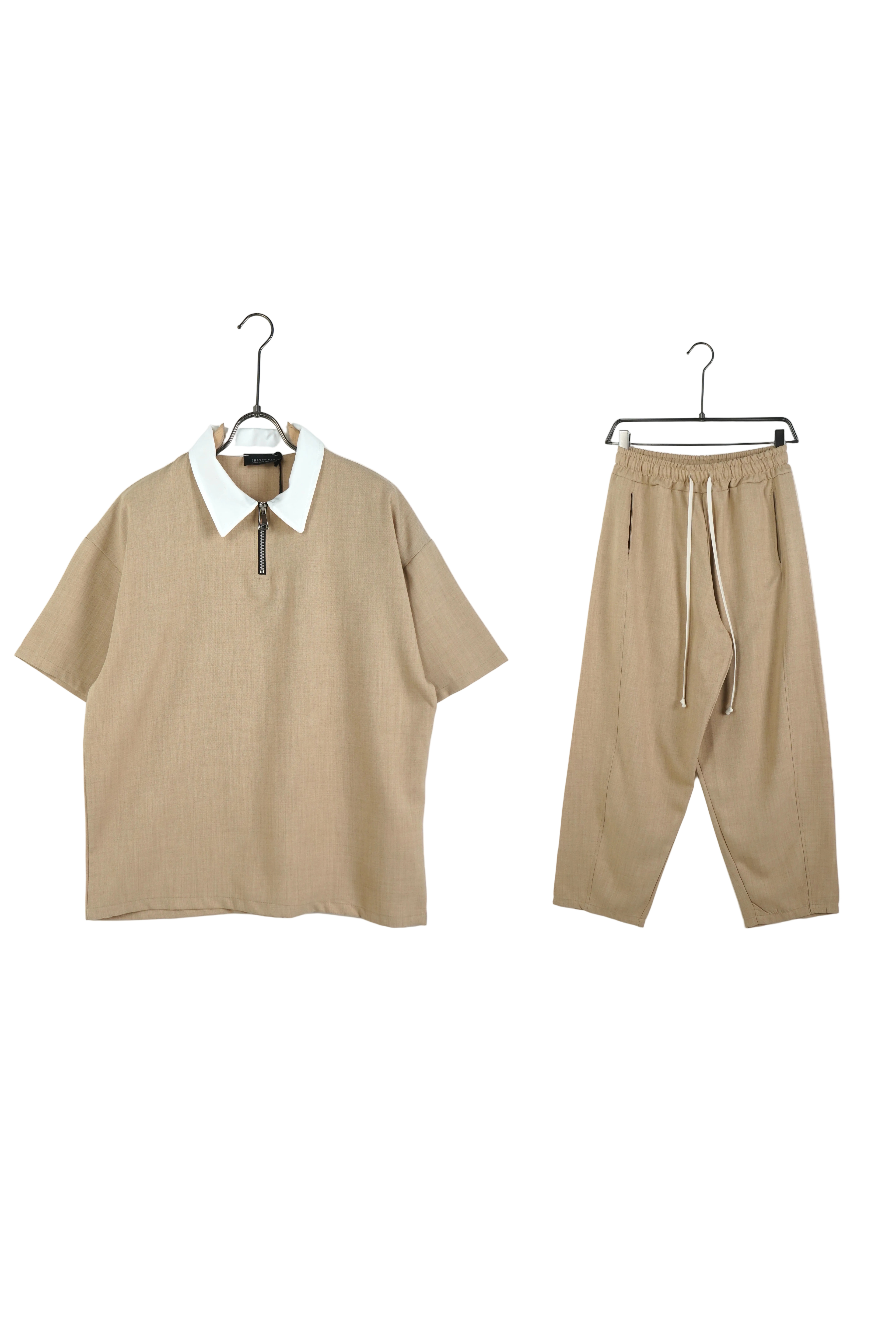 Tricou barbatesc bej cu guler inalt si fermoar metalic scurt, croiala regular fit, ideal pentru tinute casual de zi