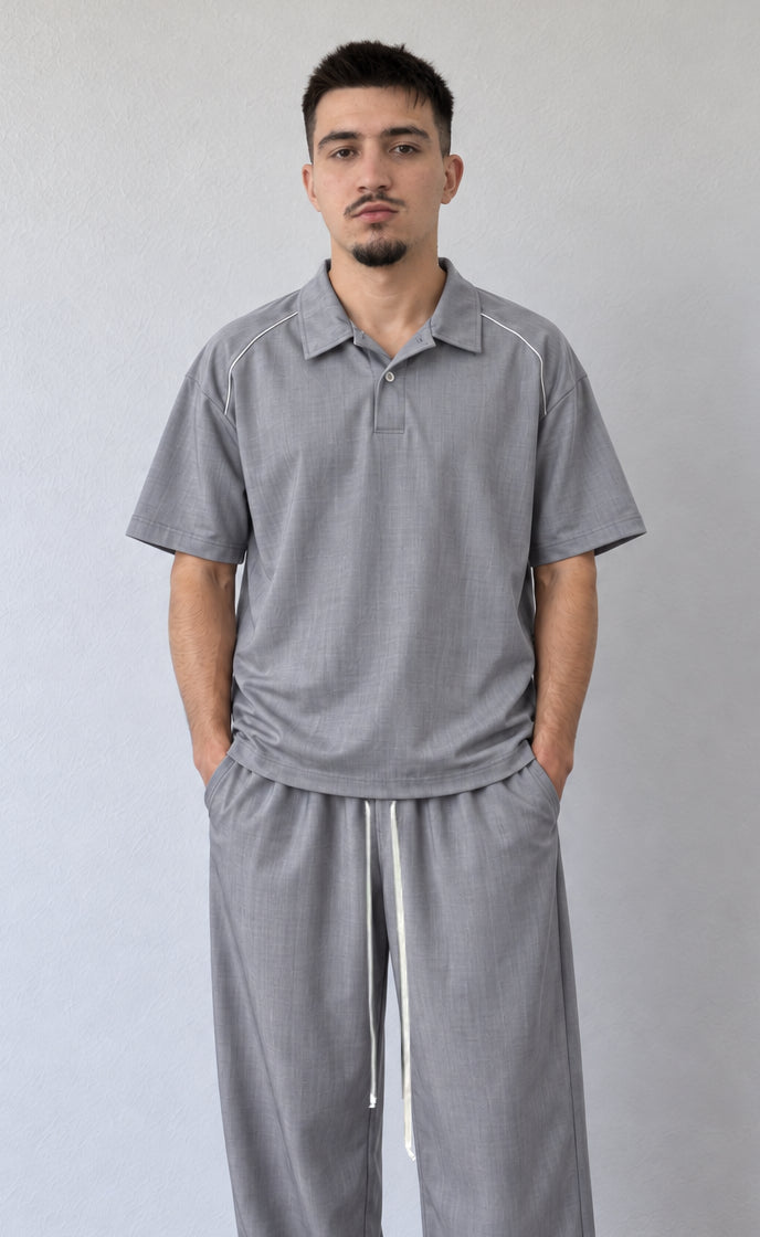 Detaliu tricou polo gri cu guler și paspoal deschis pe umeri, compleu FMT66/FMT67