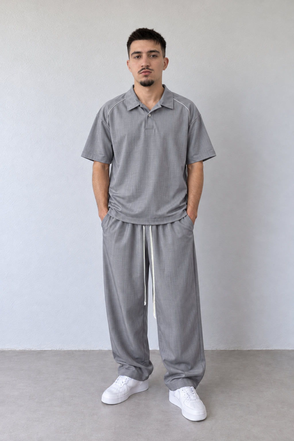 Compleu gri FMT66/FMT67 pentru bărbați, tricou polo cu paspoal și pantaloni largi pe model