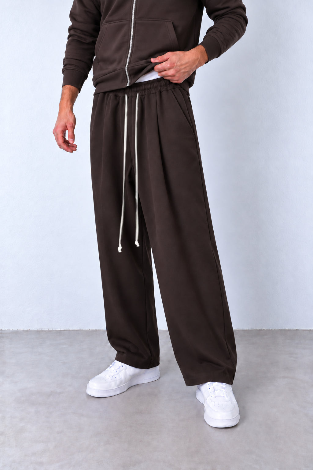 Pantaloni maro închis LEO25 din trening, vedere din trei sferturi cu șnururi deschise