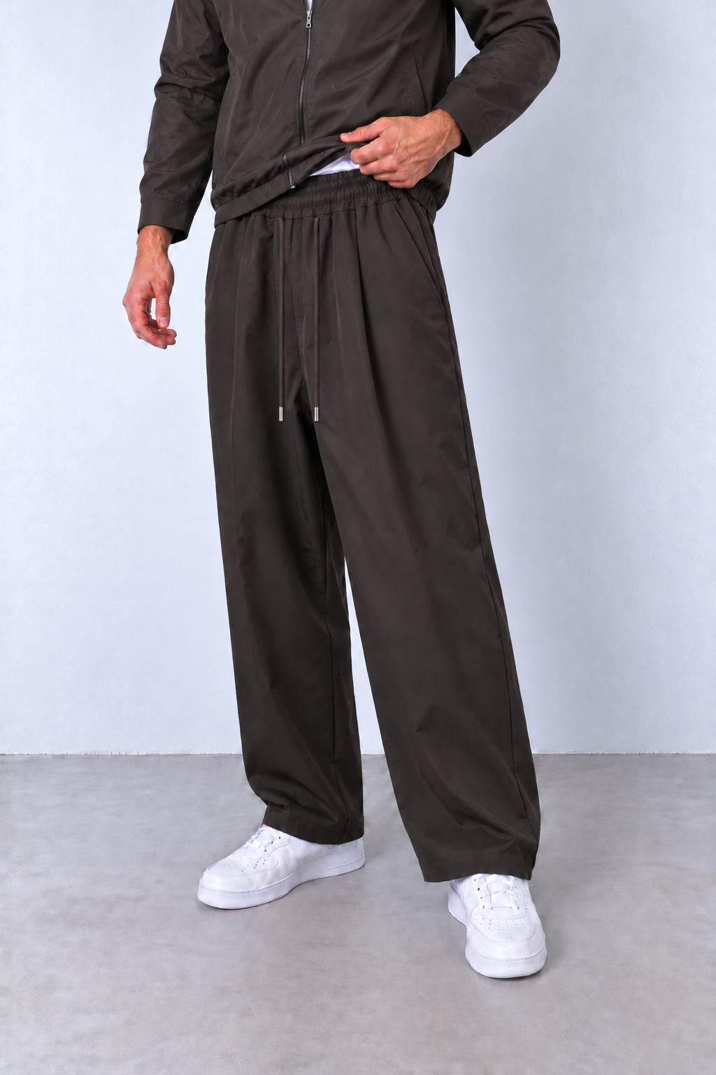 Pantaloni maro din compleul L815567, vedere din trei sferturi cu șnururi tonale și terminații argintii