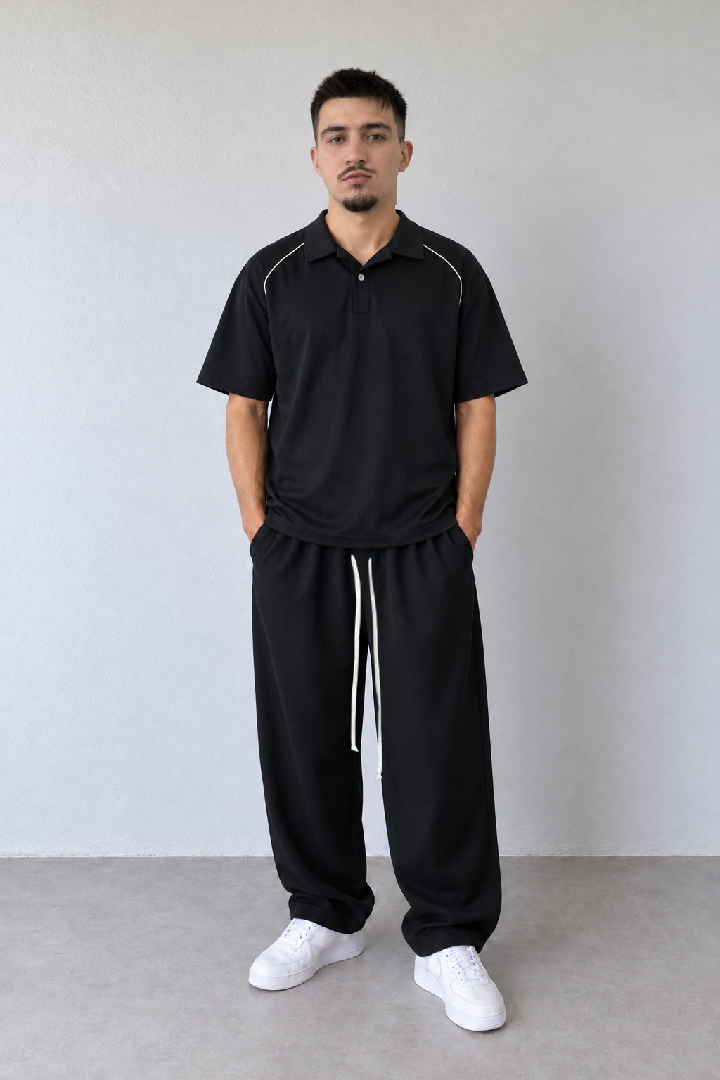 Compleu negru bărbătesc FMT66/FMT67 cu tricou polo și pantaloni, ținută frontală