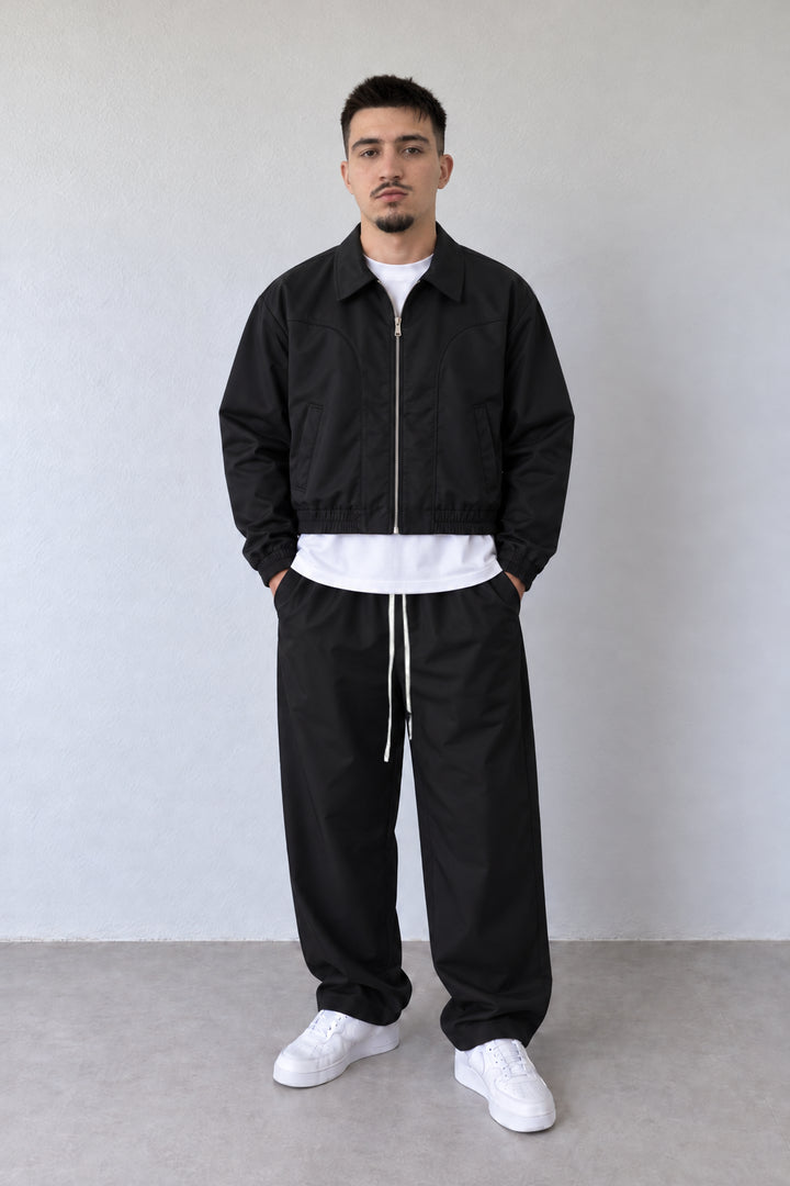 Compleu negru GL-5130, jachetă boxy scurtă peste tricou alb lung și pantaloni relaxați