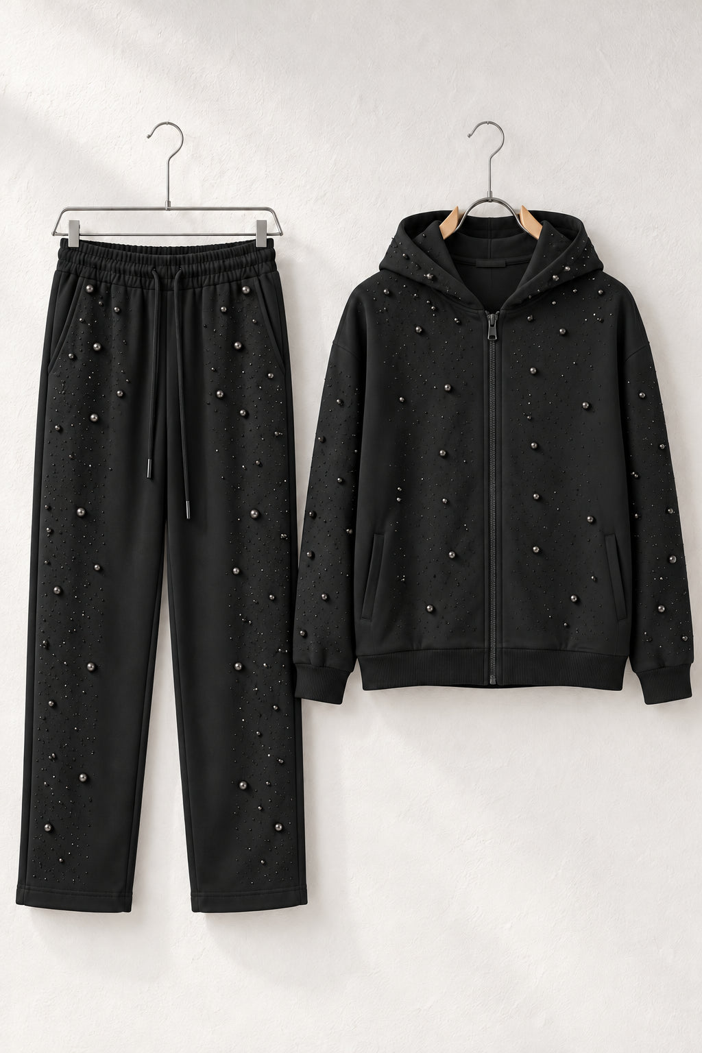 Compleu negru pentru bărbați cu hanorac cu fermoar și pantaloni drepți, cu strasuri și mărgele decorative, pe umerașe