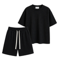 Compleu negru premium pentru bărbați cu tricou oversized și pantaloni scurți waffle pe umeraș