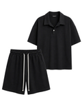 Compleu premium negru de vară format din tricou polo lejer cu guler și pantaloni scurți asortați cu șiret lung alb, prezentat pe umerașe.