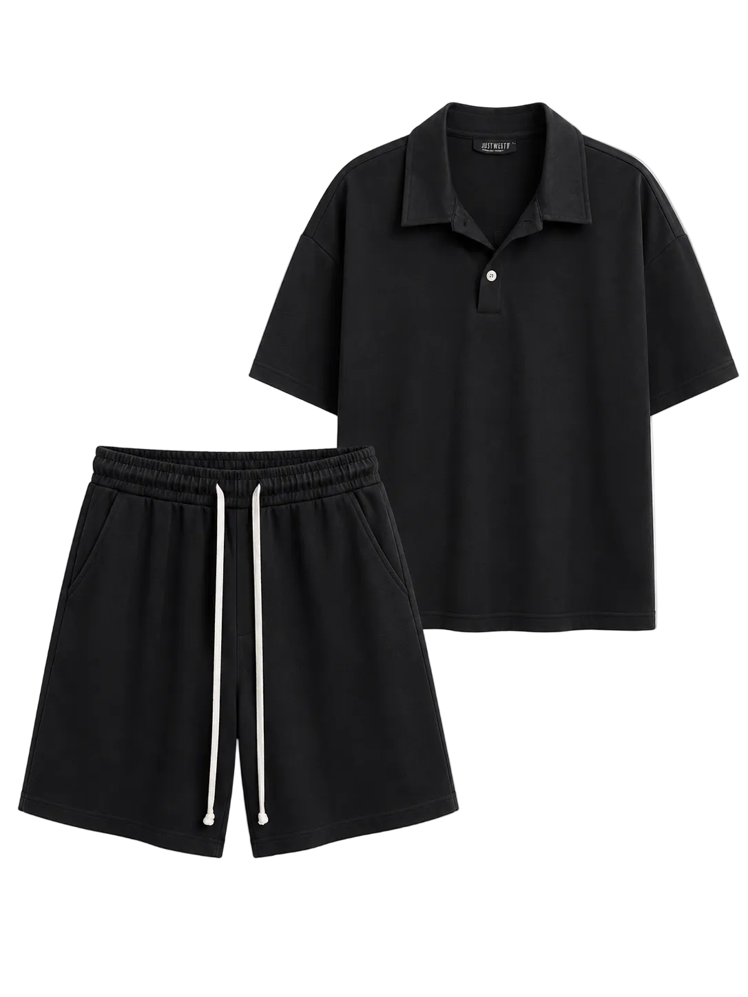 Compleu premium negru de vară format din tricou polo lejer cu guler și pantaloni scurți asortați cu șiret lung alb, prezentat pe umerașe.
