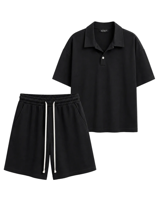 Compleu premium negru de vară format din tricou polo lejer cu guler și pantaloni scurți asortați cu șiret lung alb, prezentat pe umerașe.