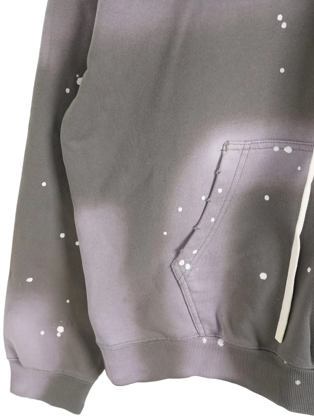 Detaliu textură bumbac cu model artistic tip paint splatter în nuanțe de gri și mov.