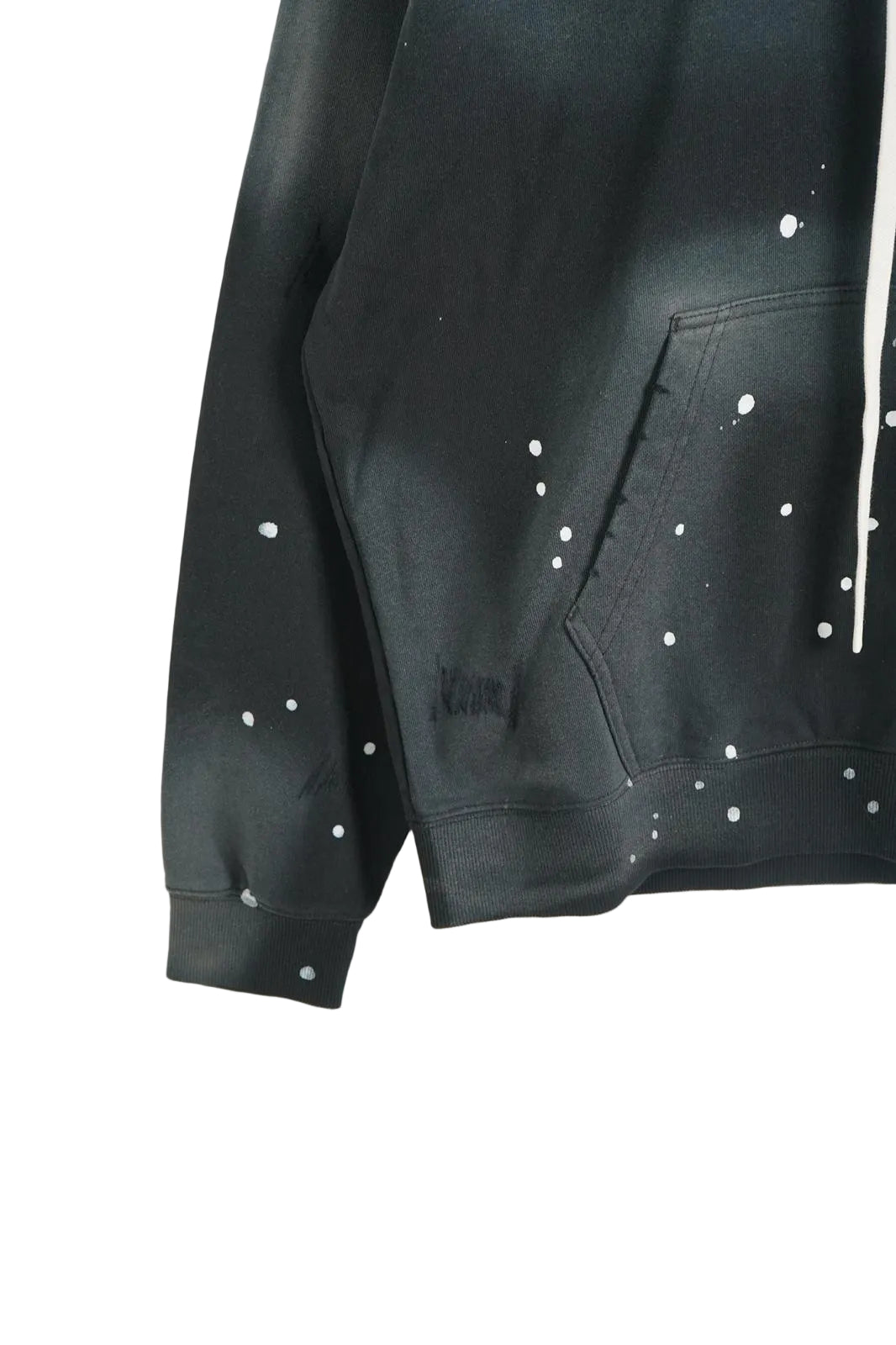 Detaliu textură din bumbac cu model artistic tip paint splatter pe un hanorac de bărbați.