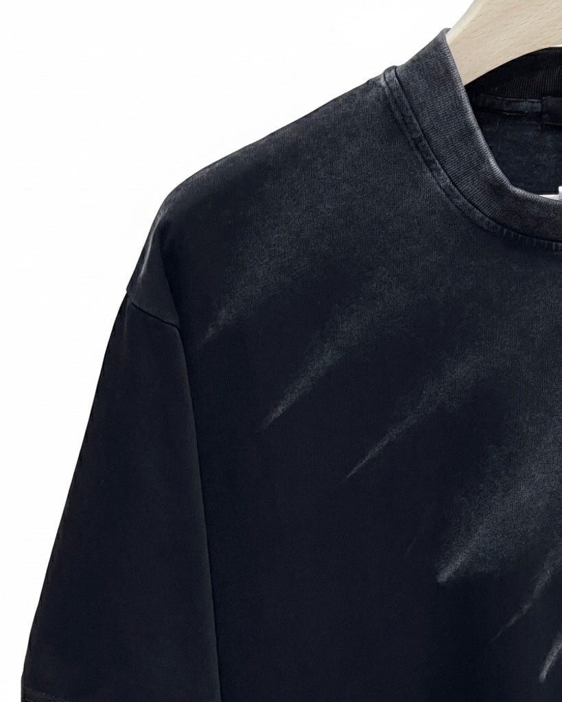 Detaliu textură tricou din bumbac cu tranziție de culoare fade din negru intens în gri deschis