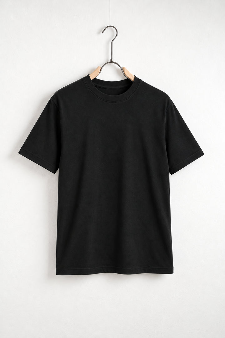 Tricou negru DUCA-Q19 pe umeraș, vedere ușor oblică