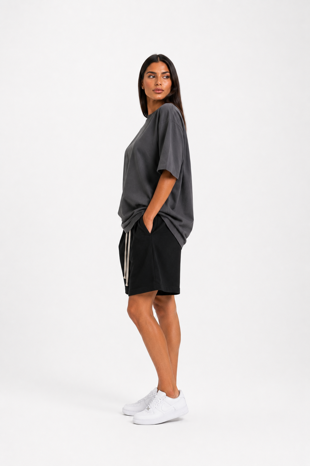 Fashion editorial feminin cu haine oversized masculine și sneakers albi minimal