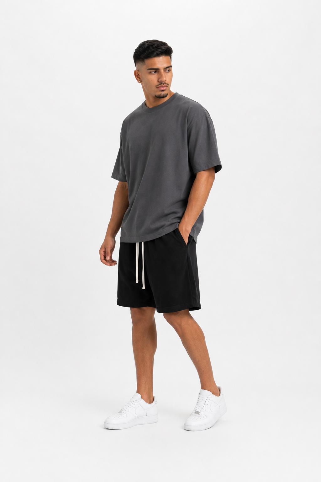 Bărbat în ținută minimal luxury streetwear cu tricou heavyweight oversized