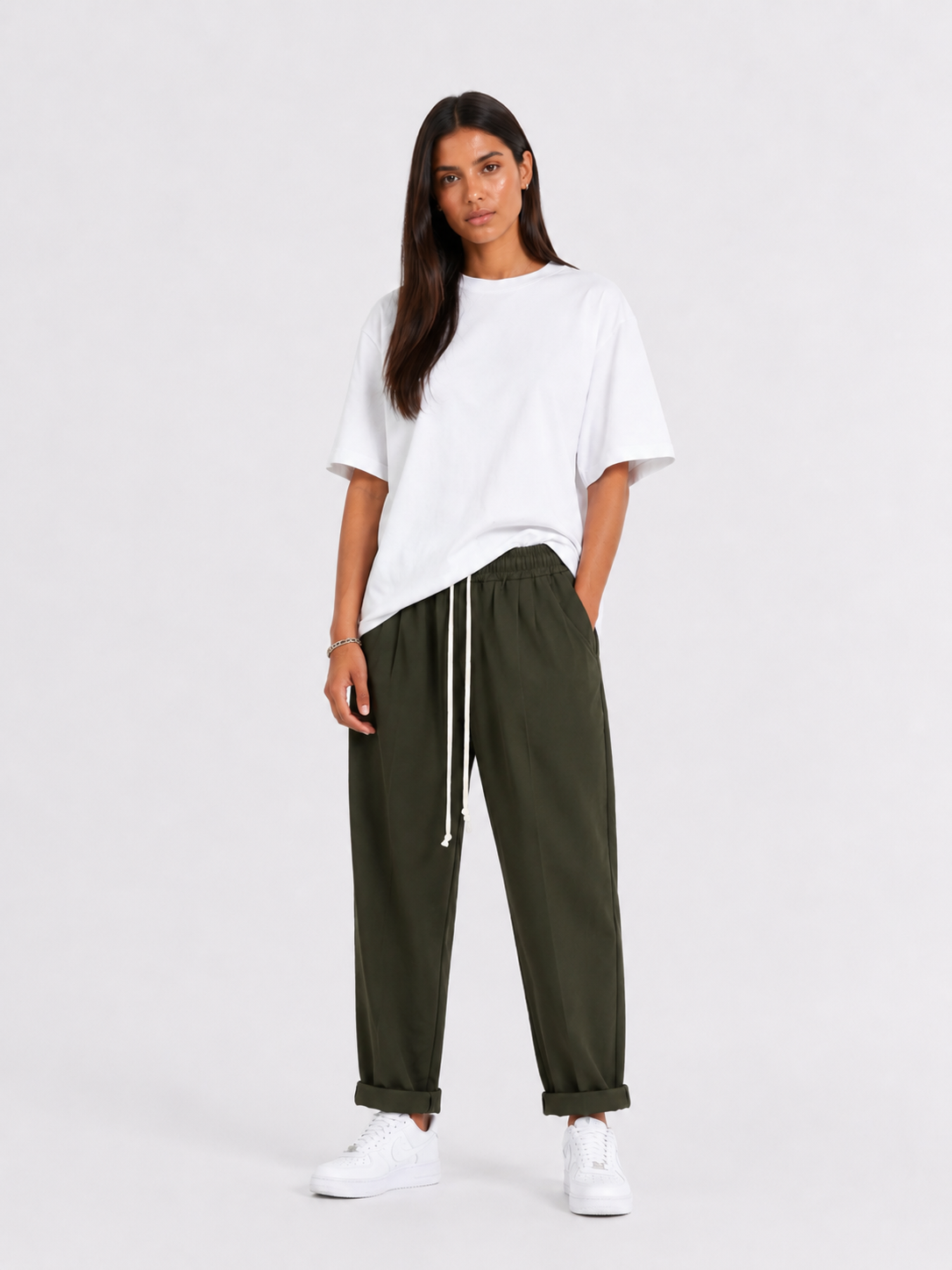 Femeie purtând pantaloni khaki cu șiret lung într-un look casual modern și confortabil.