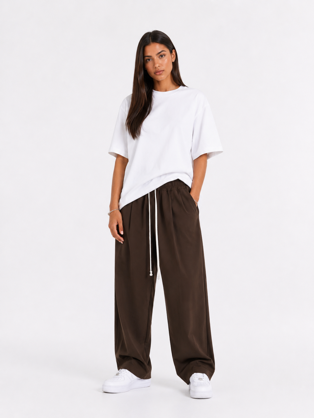 Femeie purtând pantaloni maro oversized cu șiret lung într-un look casual modern și confortabil