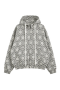Geacă hoodie albă cu fermoar și model geometric negru repetitiv, fotografiată în studio minimalist pe fundal deschis, stil luxury streetwear.