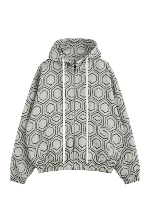 Geacă hoodie albă cu fermoar și model geometric negru repetitiv, fotografiată în studio minimalist pe fundal deschis, stil luxury streetwear.