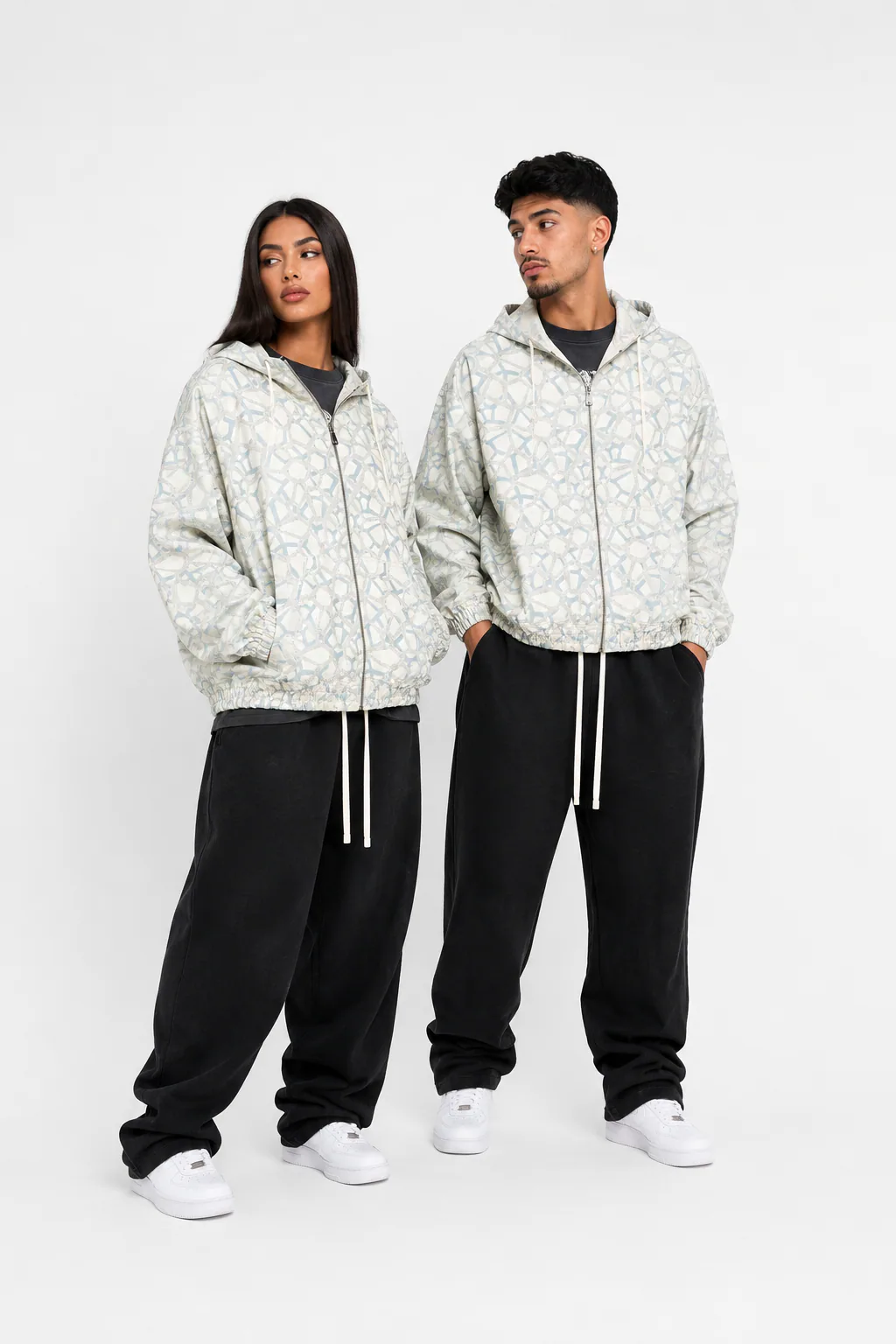 Hanorac oversized streetwear alb cu model geometric gri și șnur lung, fit larg luxury urban, prezentare studio premium pentru