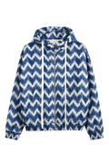 Hanorac cu fermoar și glugă, model chevron albastru și alb, fotografiat frontal pe fundal alb într-un stil premium de studio