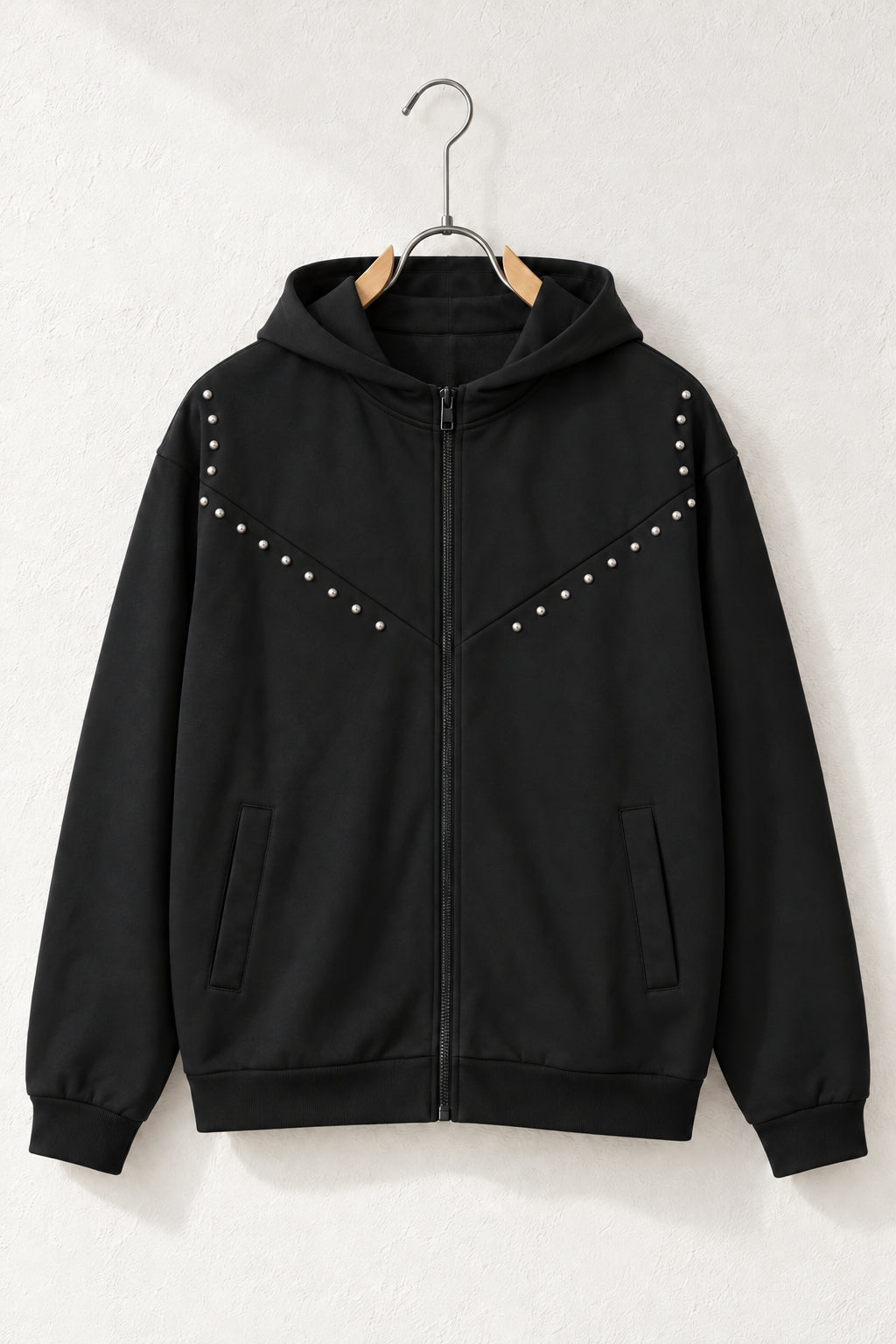 Hanorac negru pentru bărbați cu fermoar și capse metalice argintii, pe umeraș
