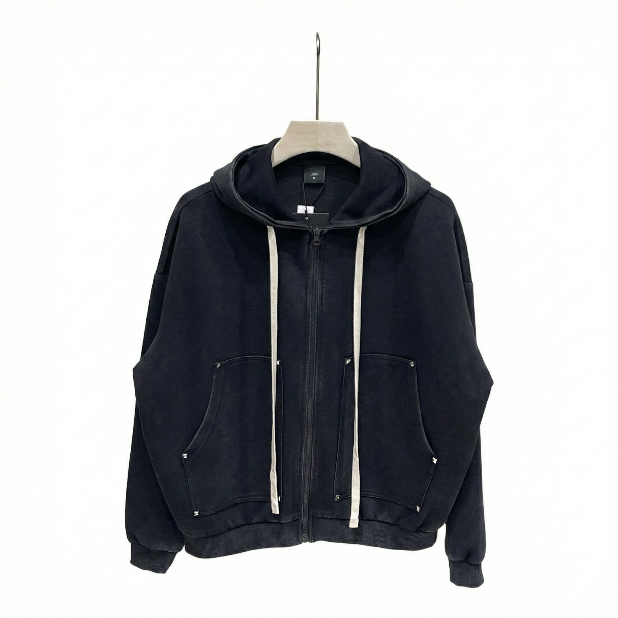 Hanorac oversized negru prespălat pentru bărbați, cu șnururi lungi și detalii metalice la buzunare