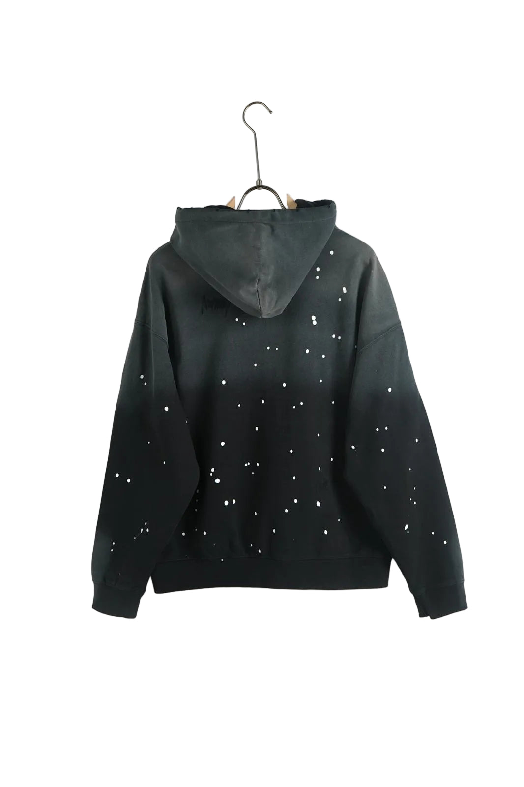 Bărbat purtând un hanorac oversized cu efect paint splatter și glugă