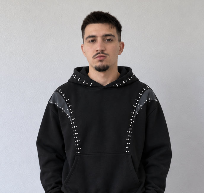 Hanorac negru B1-046 cu aplicații albe și panouri pe umeri, detaliu frontal pe model