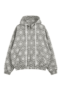 Geacă hoodie albă cu fermoar și model geometric negru repetitiv, fotografiată în studio minimalist pe fundal deschis, stil lu